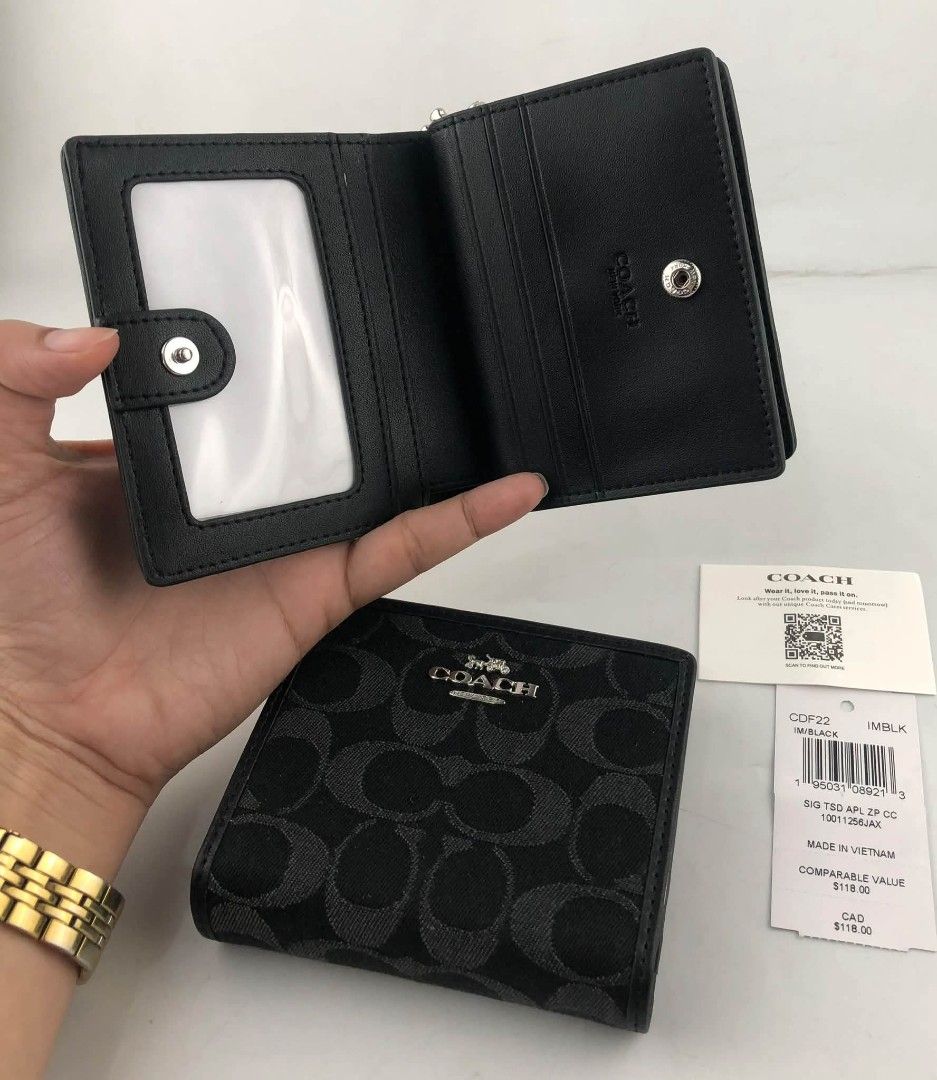 Coach Snap Cardcase in Signature (Category: Wallets & Card holders) located in Quezon City. Submitted by bagsboutiqueph (Listing ID 1470068601, Image 2). Description: LAST PRICE POSTED. LIMITED STOCKS! BRANDNEW WITH INCLUSIONS. COLOR MAY SLIGHTLY VARY IN ACTUAL DUE TO LIGHTING AND CAMERA SETTING. OTHER PHOTOS WILL BE SEND DURING PURCHASE AND FOR SURE BUYERS ONLY. WHEN IN DOUBT, DO NOT ORDER. THANK YOU..