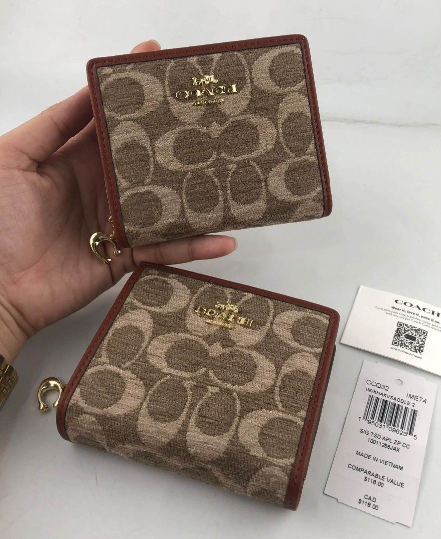 Coach Snap Wallet in Signature (Category: Wallets & Card holders) located in Quezon City. Submitted by bagsboutiqueph (Listing ID 1470068151, Image 1). Description: LAST PRICE POSTED. LIMITED STOCKS! BRANDNEW WITH INCLUSIONS. COLOR MAY SLIGHTLY VARY IN ACTUAL DUE TO LIGHTING AND CAMERA SETTING. OTHER PHOTOS WILL BE SEND DURING PURCHASE AND FOR SURE BUYERS ONLY. WHEN IN DOUBT, DO NOT ORDER. THANK YOU..