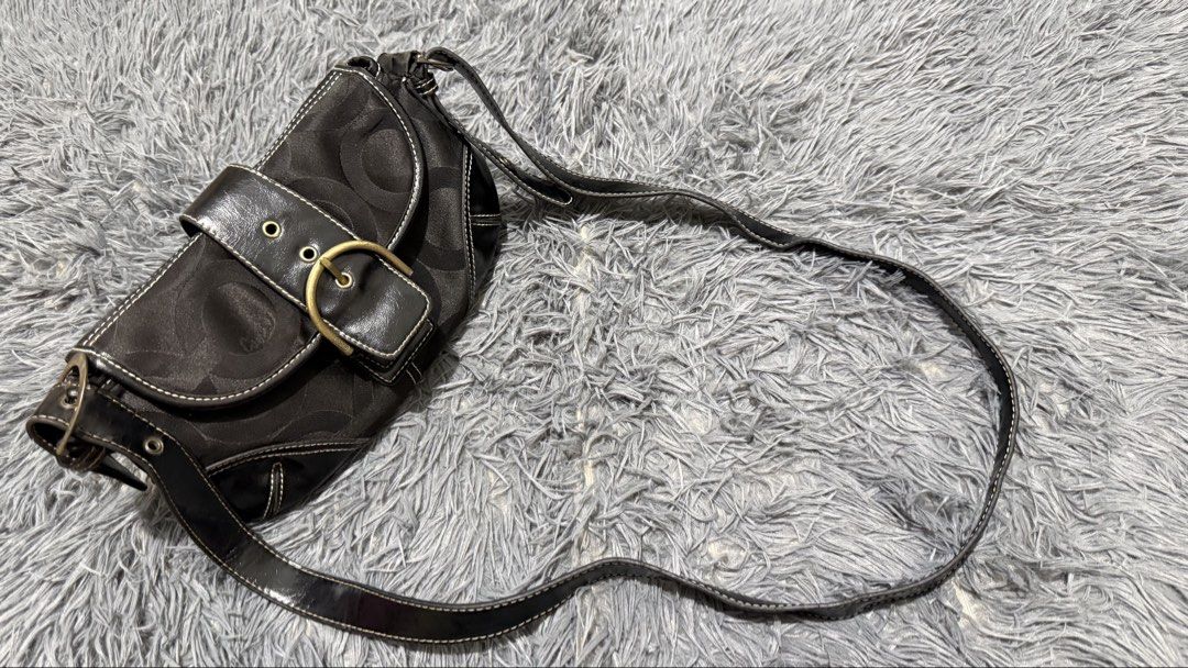 Coach Soho Bag off (Category: Luxury Bags & Wallets) located in San Pedro. Submitted by hilari0s-thrift (Listing ID 1470006303, Image 1). Description: Vintage Coach Soho Bag (off only) Excellent condition Color rate 9.5/10 Issue repaired side sling • 800+sf.