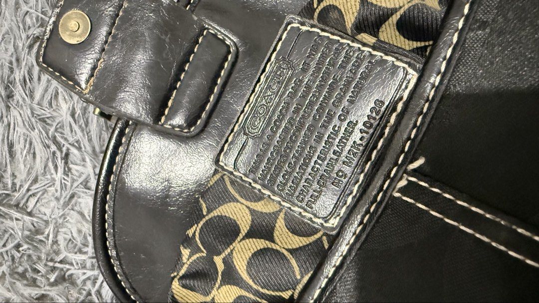 Coach Soho Bag off (Category: Luxury Bags & Wallets) located in San Pedro. Submitted by hilari0s-thrift (Listing ID 1470006303, Image 3). Description: Vintage Coach Soho Bag (off only) Excellent condition Color rate 9.5/10 Issue repaired side sling • 800+sf.