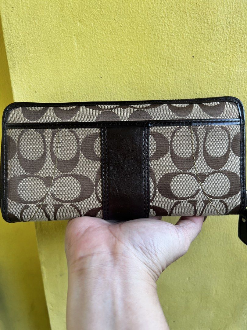 Coach Soho wallet (choco brown) (Category: Luxury Bags & Wallets) located in Valenzuela. Submitted by dianzskiyo (Listing ID 1470026740, Image 2). Description: LOCATION : VALENZUELA 🎀AVAILABLE! SOLD ITEMS ARE MARKED OR DELETED🎀 Preloved 📍 what you see is what you get 📍 Managed ur expectation - this is preloved 📍 Slightly negotiable 📍 All details were already posted (pls check photos para iwas sa redundant na tanong 😉) 📍 Color may vary due