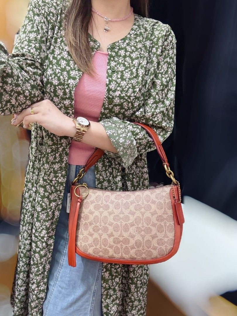 coach sutton bag (Category: Luxury Bags & Wallets) located in Quezon City. Submitted by snowfrostkhloething (Listing ID 1470042399, Image 2). Description: .