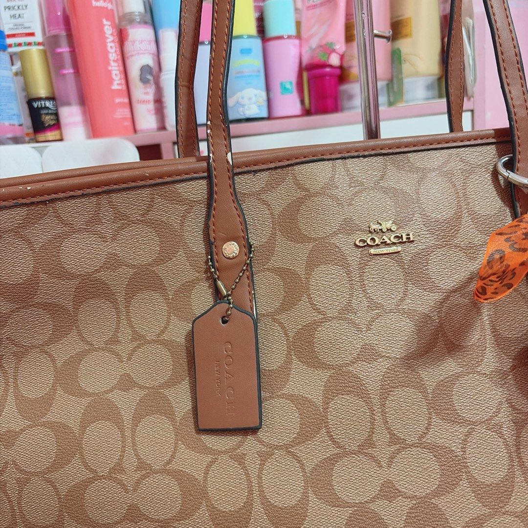 COACH TOP G TOTE BAG (Category: Tote Bags) located in San Mateo. Submitted by ikay_bee (Listing ID 1470093220, Image 2). Description: • not og top g only • PRELOVED • NOT free shipping • comes with freebies DM ME FOR MORE PICS .