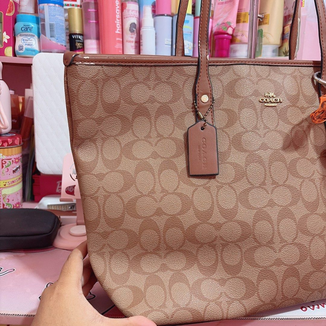 COACH TOP G TOTE BAG (Category: Tote Bags) located in San Mateo. Submitted by ikay_bee (Listing ID 1470093220, Image 3). Description: • not og top g only • PRELOVED • NOT free shipping • comes with freebies DM ME FOR MORE PICS .