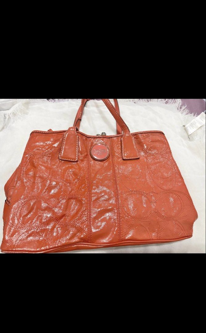 coach tote bag (Category: Luxury Bags & Wallets) located in Cebu City. Submitted by luv.vintage (Listing ID 1470117507, Image 1). Description: no issue malinis.