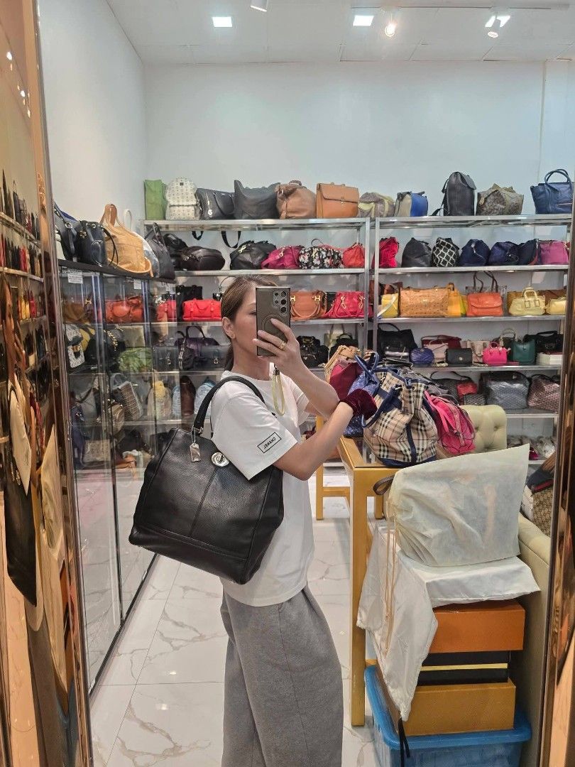 Coach Tote Bag Authentic💯💯 (Category: Tote Bags) located in Davao. Submitted by SecondhandItems97 (Listing ID 1470021193, Image 2). Description: Medium size Includes generic dustbag.