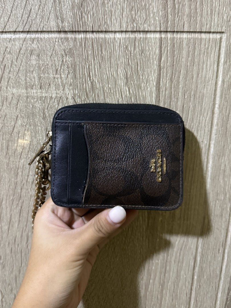 Coach Zip Card Case (Authentic) (Category: Wallets & Card holders) located in Borongan. Submitted by loupreloveddd (Listing ID 1470039915, Image 1). Description: - authentic - used - 7/10 condition - issue is more on the hardware - negotiable.