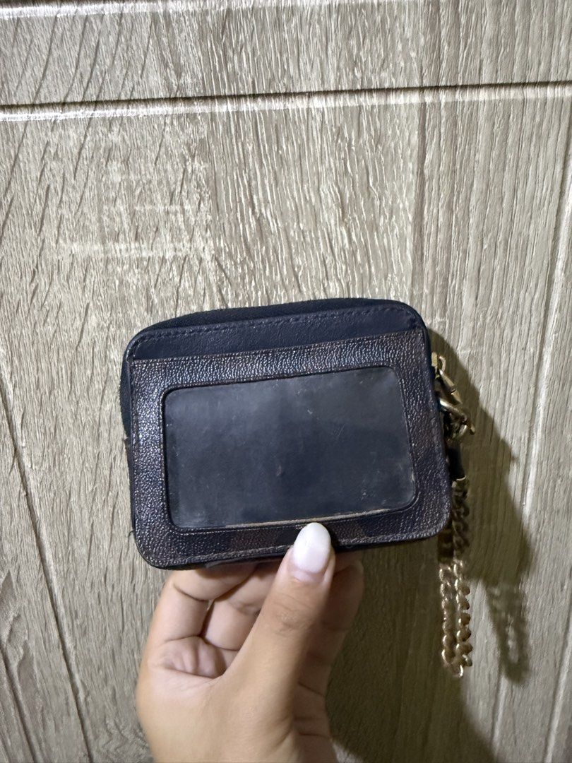 Coach Zip Card Case (Authentic) (Category: Wallets & Card holders) located in Borongan. Submitted by loupreloveddd (Listing ID 1470039915, Image 2). Description: - authentic - used - 7/10 condition - issue is more on the hardware - negotiable.