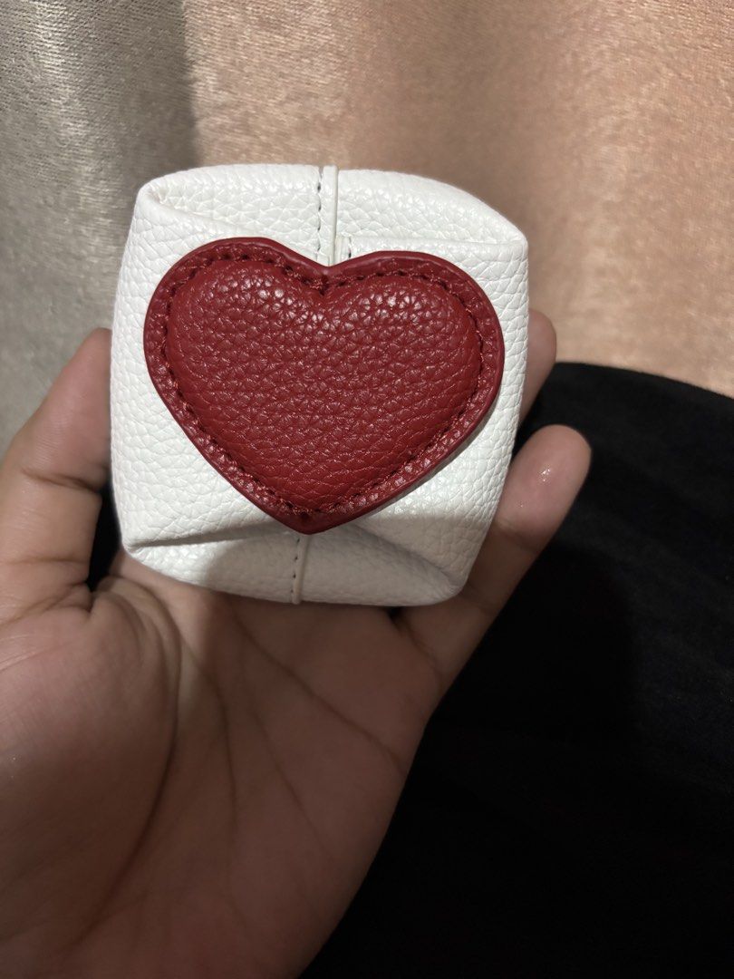 Coin purse (Category: Purses & Pouches) located in Manila. Submitted by purplefly_26 (Listing ID 1470045490, Image 1). Description: 1pc Heart-Shaped Coin Purse, Multi-Functional Portable Storage For Coins, Jewelry, Earphones, Etc., Suitable For Home Storage, Daily Commute, Travel, Business Trips, And As A Gift For Holidays And Anniversaries.