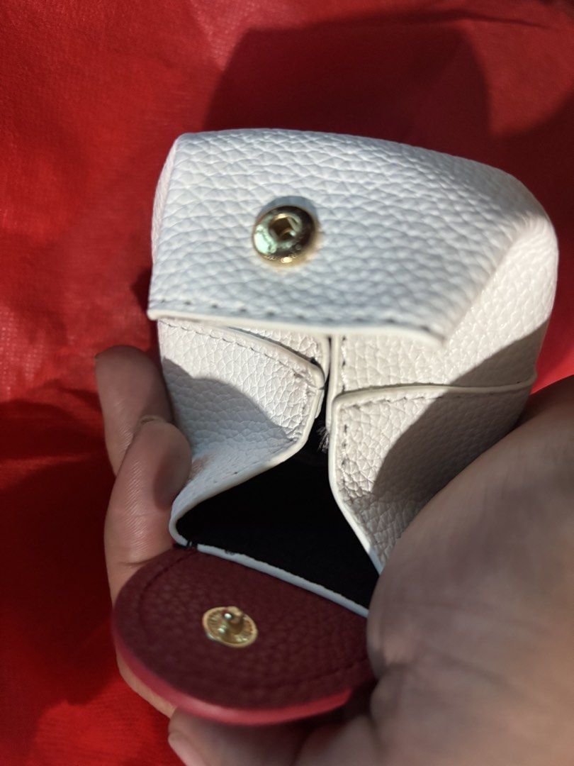 Coin purse (Category: Purses & Pouches) located in Manila. Submitted by purplefly_26 (Listing ID 1470045490, Image 2). Description: 1pc Heart-Shaped Coin Purse, Multi-Functional Portable Storage For Coins, Jewelry, Earphones, Etc., Suitable For Home Storage, Daily Commute, Travel, Business Trips, And As A Gift For Holidays And Anniversaries.