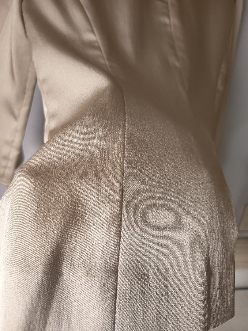 Collezione Beige Blazer (Category: Coats, Jackets and Outerwear) located in Muntinlupa City. Submitted by liaadeclutters (Listing ID 1470006475, Image 3). Description: - Brand: Collezione - Color: Beige - Size: M - Sleeves: Cropped 3/4 sleeves.
