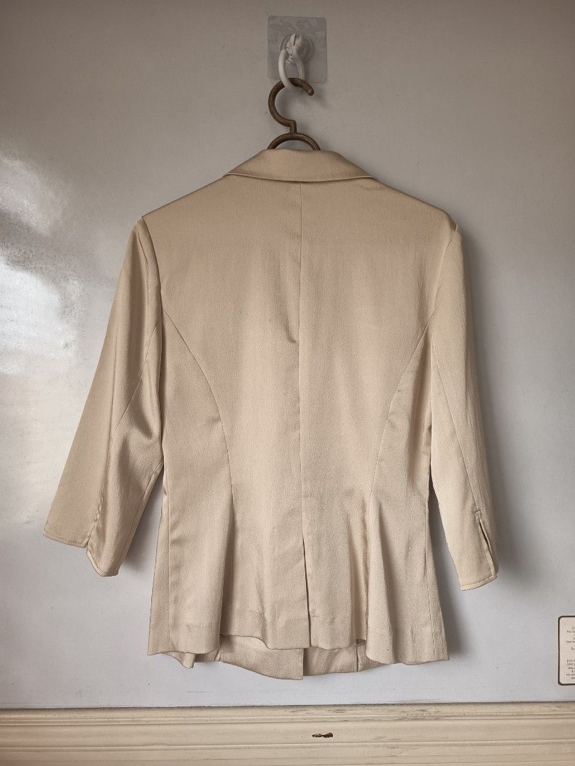 Collezione Beige Blazer (Category: Coats, Jackets and Outerwear) located in Muntinlupa City. Submitted by liaadeclutters (Listing ID 1470006475, Image 2). Description: - Brand: Collezione - Color: Beige - Size: M - Sleeves: Cropped 3/4 sleeves.