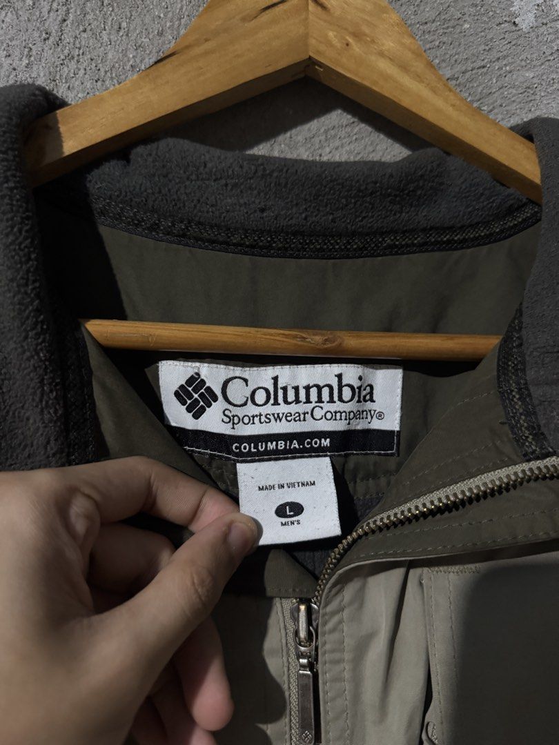 Columbia Nylon Zip-up Jacket (Category: Coats, Jackets and Outerwear) located in Pasay City. Submitted by niel304 (Listing ID 1470106357, Image 3). Description: Condition: 8.5/10 Dimensions: 26x25 Size on tag: Large Issues: removable stains on cuff .