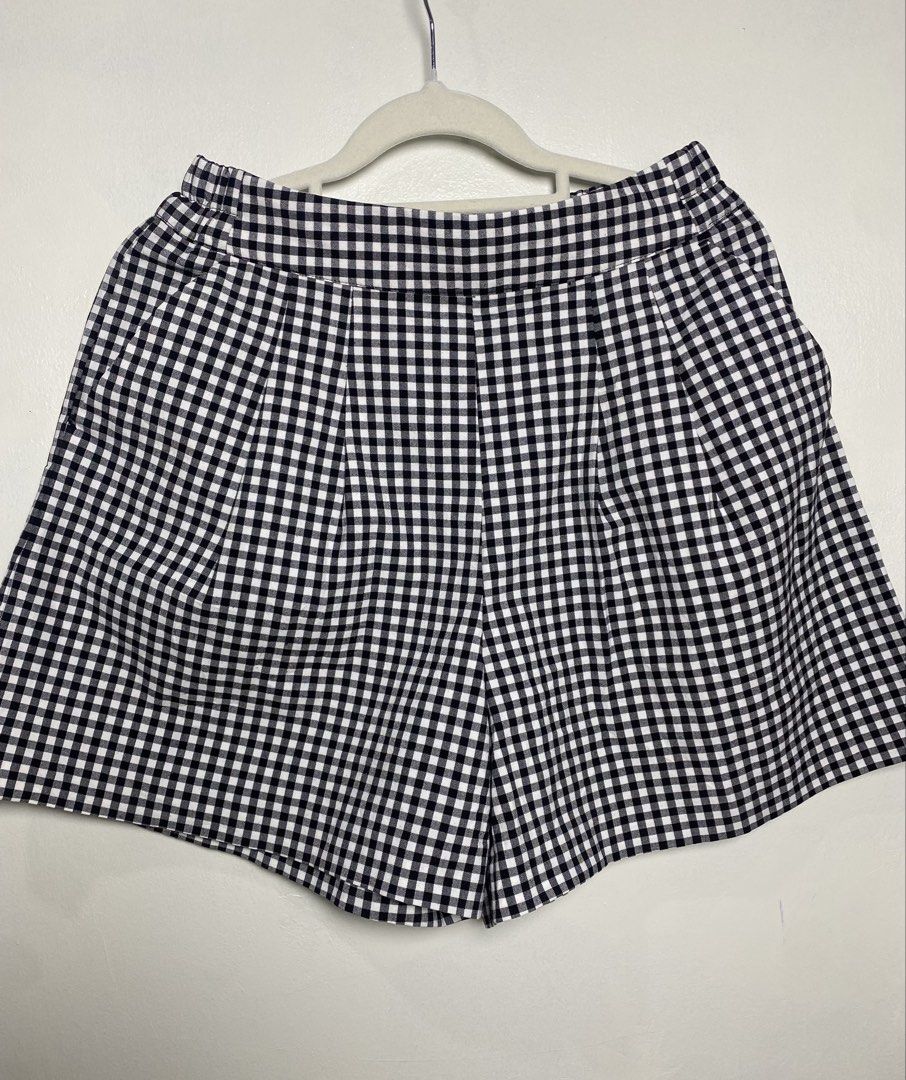 Colza Japan gingham skort pleated (Category: Shorts) located in Makati City. Submitted by indaysukaycloset (Listing ID 1470018249, Image 1). Description: COLZA Japan Gingham Skort - Pleated - Black White - Size M - Original Japan Brand Brand: COLZA / C.O.Z by WORLD Co. Japan - mall brand, not ukay brand! From Japan - high quality cotton blend, thick & not see-through Pleated skort style - mukhang skirt pero shorts Size M - 26-30" waist garterized