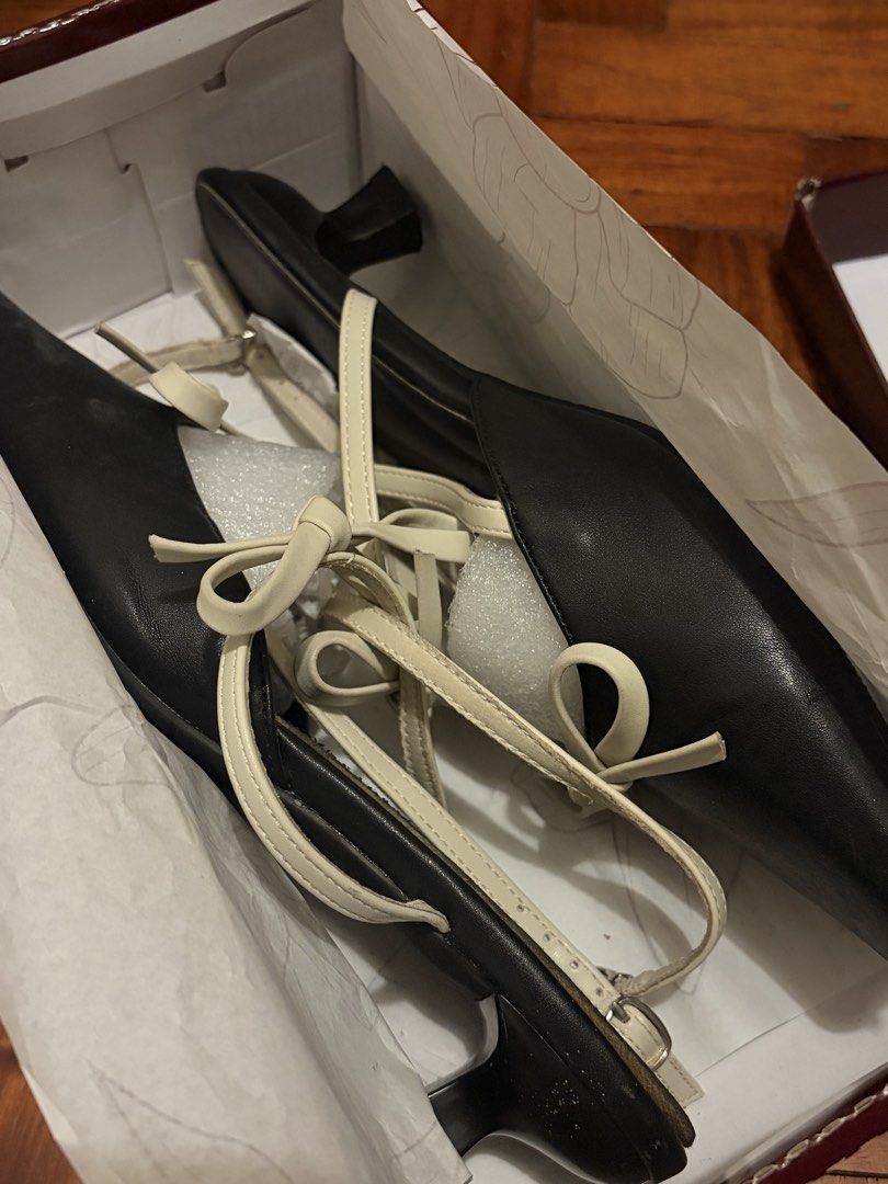 coquette kitten heel (Category: Heels) located in Quezon City. Submitted by c6890k (Listing ID 1470084006, Image 3). Description: Hue the label Polar Noir size 10 minimal creases still in good condition.