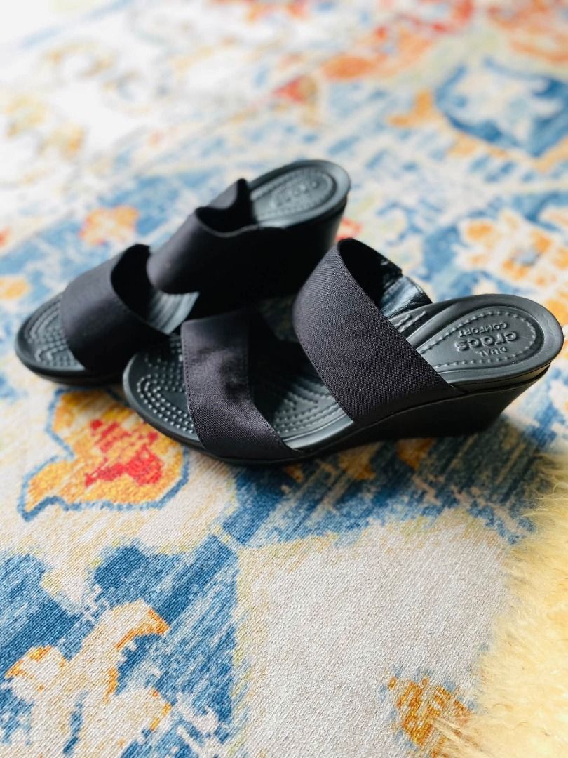 Crocs Ankle Strap Wedge (Category: Flats & Sandals) located in Baguio. Submitted by asna_taku (Listing ID 1470050724, Image 2). Description: Cr0cs Ankle Strap Wedge W6 EUC✅ ₱2580 each.
