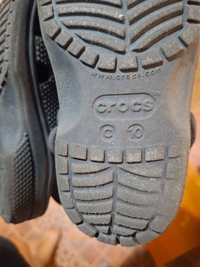 Crocs Classic Clog Charcoal Grey (Category: Babies & Kids Fashion) located in Paranaque City. Submitted by musttryshop_08 (Listing ID 1469991281, Image 2). Description: - Color: Charcoal Grey - Size: C10 (molded on bottom) - Features: Iconic comfort footbed, slip-on design, and pivoting heel straps - Condition: Soles show normal wear from use - Perfect for active kids and easy everyday wear.