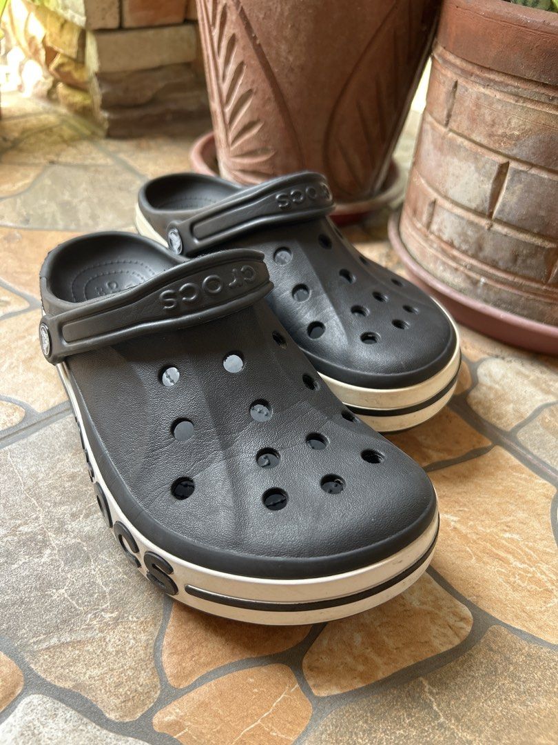 Crocs Classic Platform Clog Dark Grey Size M7 W9 (Category: Slippers and slides) located in Gapan. Submitted by mysticrabbit-3195 (Listing ID 1469969467, Image 3). Description: - Color: Dark grey with chunky white sole band - Size: M7 / W9 - Design: Iconic comfort footbed, ventilation holes for breathability, and movable heel strap - Branding: Stylish black lettering around the sole - Condition: Minimal wear overall with strong tread patterns und