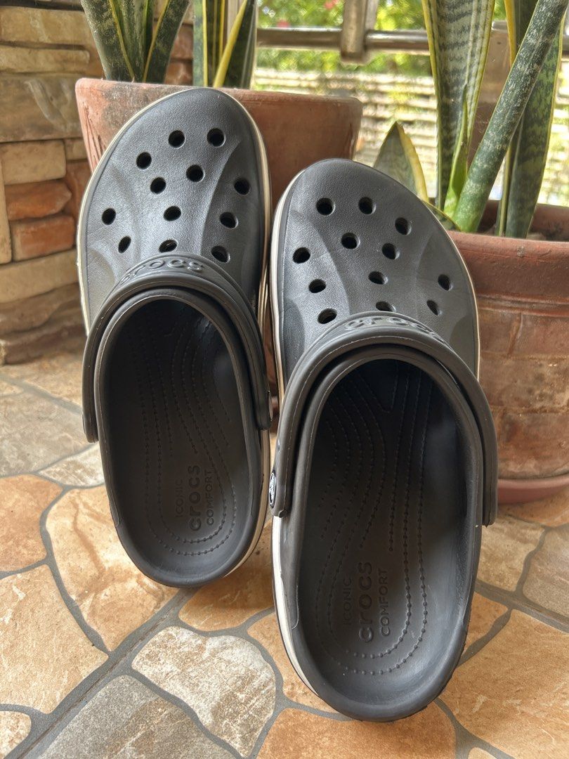 Crocs Classic Platform Clog Dark Grey Size M7 W9 (Category: Slippers and slides) located in Gapan. Submitted by mysticrabbit-3195 (Listing ID 1469969467, Image 2). Description: - Color: Dark grey with chunky white sole band - Size: M7 / W9 - Design: Iconic comfort footbed, ventilation holes for breathability, and movable heel strap - Branding: Stylish black lettering around the sole - Condition: Minimal wear overall with strong tread patterns und