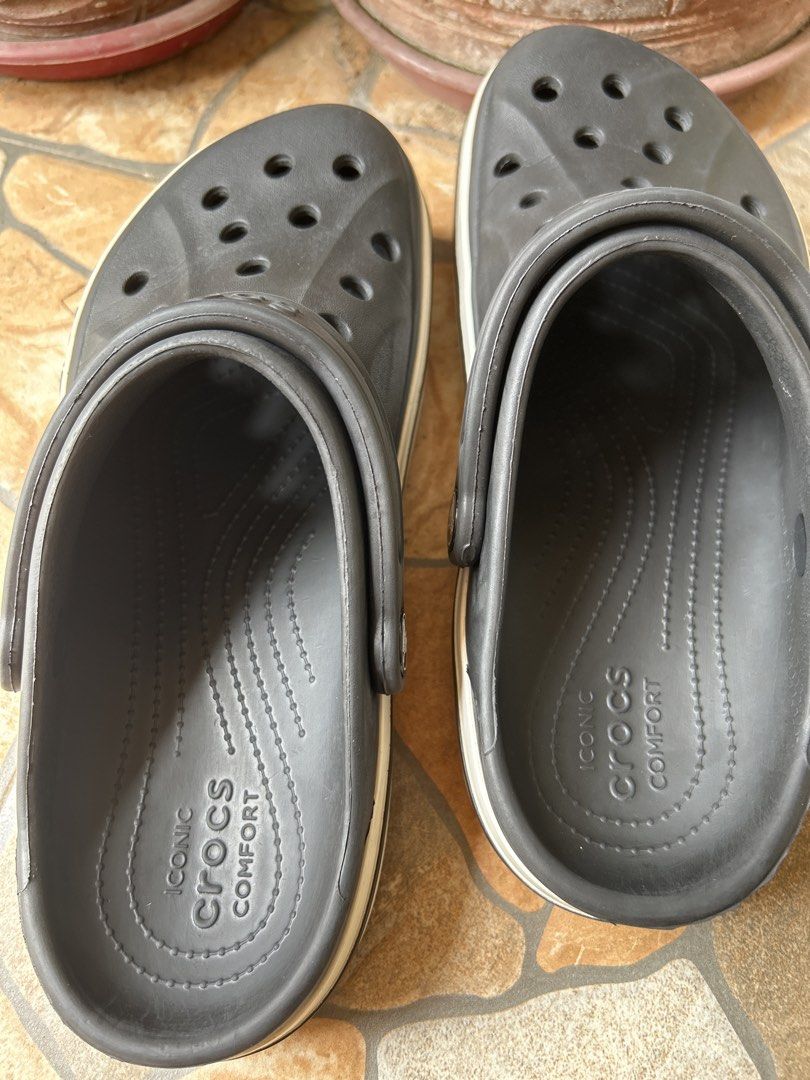 Crocs Classic Platform Clog Dark Grey Size M7 W9 (Category: Slippers and slides) located in Gapan. Submitted by mysticrabbit-3195 (Listing ID 1469969467, Image 1). Description: - Color: Dark grey with chunky white sole band - Size: M7 / W9 - Design: Iconic comfort footbed, ventilation holes for breathability, and movable heel strap - Branding: Stylish black lettering around the sole - Condition: Minimal wear overall with strong tread patterns und