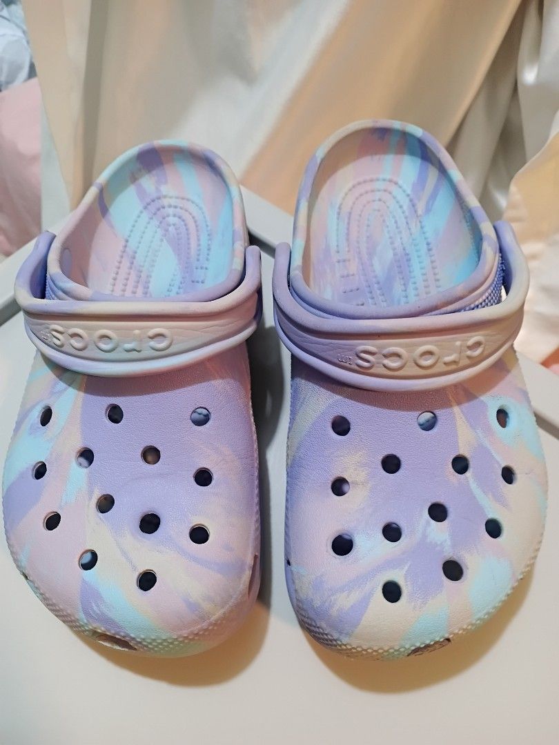 Crocs Marbled Clogs J2 (Category: Babies & Kids Fashion) located in Quezon City. Submitted by waemierrie (Listing ID 1470062893, Image 1). Description: Original Crocs Marbled Clogs J2 signs of usage, may pudpod sa outsole. Crocs clogs in a pretty pastel marble pattern. Soft mix of purple, blue, and pink shades. Classic ventilation holes on top. Rotating heel strap with embossed logo detail. Lightweight foam construction. Slip-on design. Gently wo