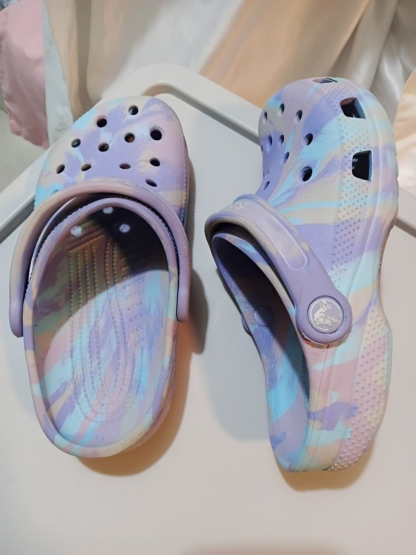 Crocs Marbled Clogs J2 (Category: Babies & Kids Fashion) located in Quezon City. Submitted by waemierrie (Listing ID 1470062893, Image 2). Description: Original Crocs Marbled Clogs J2 signs of usage, may pudpod sa outsole. Crocs clogs in a pretty pastel marble pattern. Soft mix of purple, blue, and pink shades. Classic ventilation holes on top. Rotating heel strap with embossed logo detail. Lightweight foam construction. Slip-on design. Gently wo