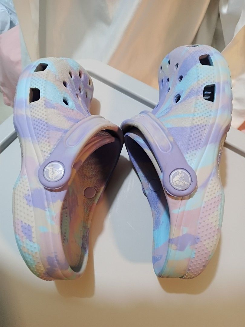 Crocs Marbled Clogs J2 (Category: Babies & Kids Fashion) located in Quezon City. Submitted by waemierrie (Listing ID 1470062893, Image 3). Description: Original Crocs Marbled Clogs J2 signs of usage, may pudpod sa outsole. Crocs clogs in a pretty pastel marble pattern. Soft mix of purple, blue, and pink shades. Classic ventilation holes on top. Rotating heel strap with embossed logo detail. Lightweight foam construction. Slip-on design. Gently wo