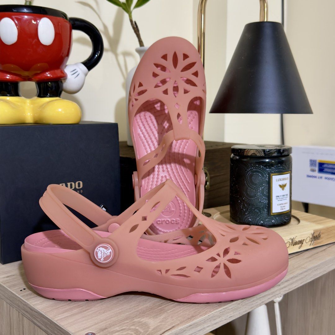 Crocs Pink Floral Cut-Out Clogs Sandals (Category: Slippers and slides) located in Baguio. Submitted by shopple.ph (Listing ID 1470108864, Image 1). Description: C R 🐊 C S 📏 Size: W5 (US) | 22cm ✨ Condition: VGUC — please refer to posted photos 👀 What you see is what you get. 🫧 Pre-washed ☺️ 🛍️ Ukay source — please limit your expectations. 🚫 Payment first policy — No COD 💸 MOP: GCash / BPI / BDO / MariBank / Maya 📦 Courier: J&T Express on