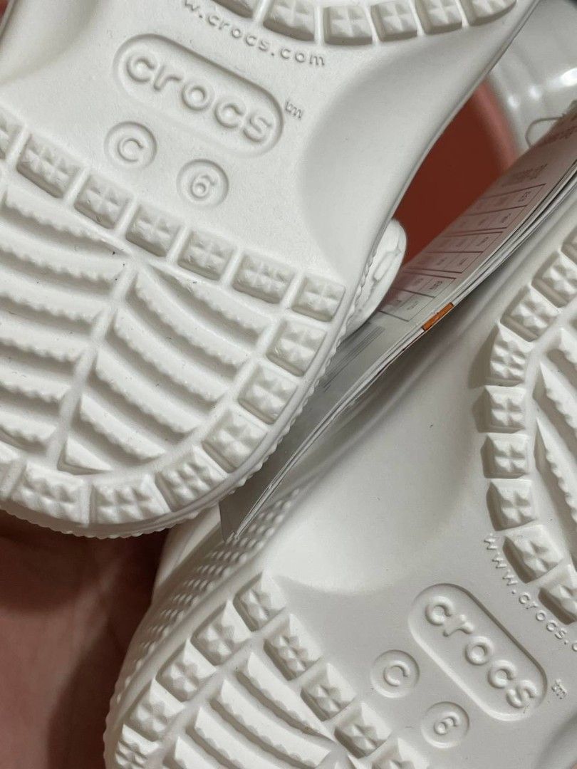 CROCS Toddler Classic Clog in White (Category: Babies & Kids Fashion) located in Davao. Submitted by siennace1ine (Listing ID 1470100323, Image 2). Description: RFS: wrong size..