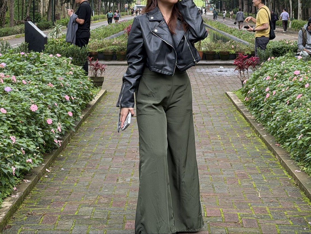Croptop Black Leather Jacket (Category: Coats, Jackets and Outerwear) located in Manila. Submitted by vebs02 (Listing ID 1470016774, Image 1). Description: Affordable Leather jacket perfect for concertd.