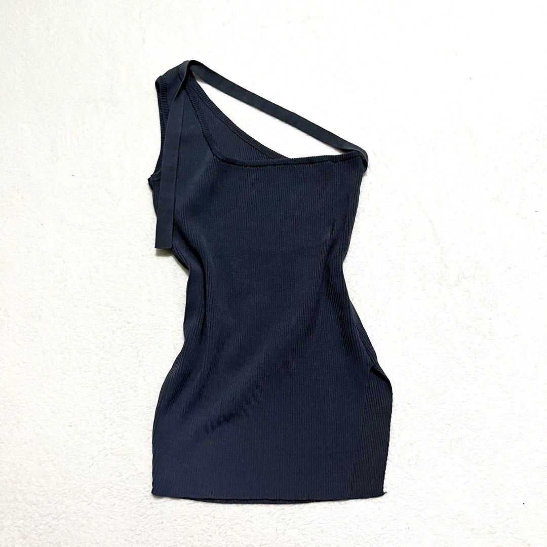 Dark Grey Asymmetrical One Shoulder Ribbed Tank Top (Category: Sleeveless) located in Binan City. Submitted by veniceao (Listing ID 1469958201, Image 1). Description: PLEASE READ ❤️ Loc: Laguna (open for checkout for cheaper sf—starts at ₱20) For sure buyer: 1. Make an offer. 2. Send your details for confirmation 3. Pay until 3pm the next day I confirm the order. Details: - Fits size small-large - Color: Dark Grey - Material: Stretchy ribbed knit