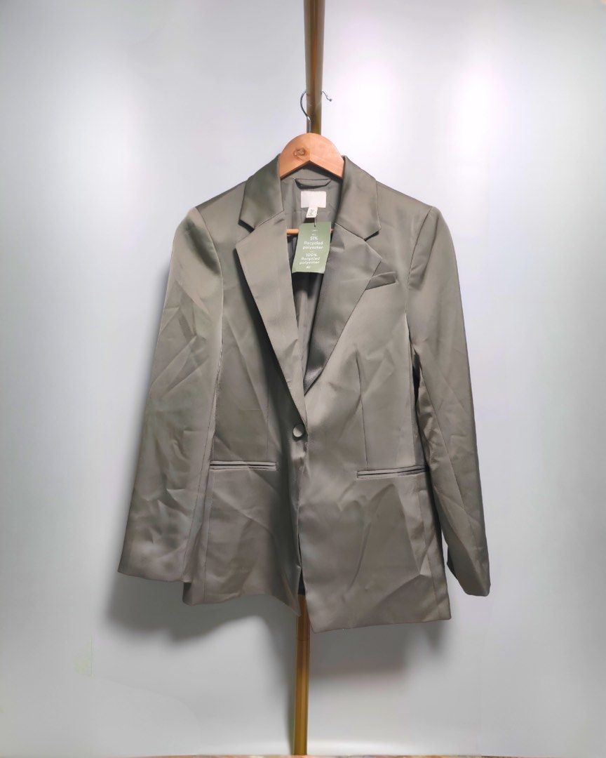 Dark Grey Blazer H&M (Category: Coats, Jackets and Outerwear) located in Paranaque City. Submitted by closetclub308 (Listing ID 1470098574, Image 1). Description: Size Small dark greyish blazer Brandnew with tag RfS. Decluttering.