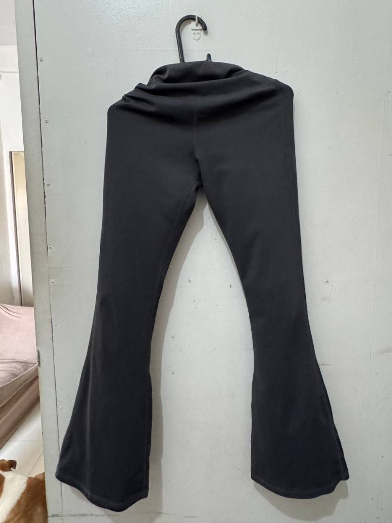 Dark Grey Flared Yoga Pants (Category: Activewear) located in Santa Rosa. Submitted by sherikasstuff (Listing ID 1469956816, Image 2). Description: - Color: Dark grey - Size: S - Material: High-stretch blend of 82.5% polyurethane fiber and 17.5% spandex (super soft and comfortable) - Fit: Fitted waist with a trendy wide flare at the bottom - Versatility: Ideal for gym sessions, workouts, or casual everyday wear - Styling: Easily pairs with crop t