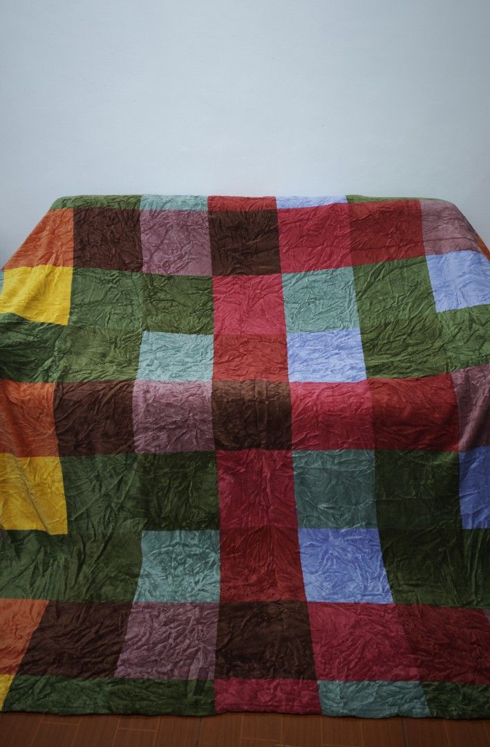 Dark Grid Fur Fleece Blanket - Queen (Category: Bedding & Towels) located in Mariveles. Submitted by hl.reyrfinds (Listing ID 1470085767, Image 1). Description: 🍀☘️🍀☘️🍀 Fur Fleece Blanket Soft, Heavy Glossy Pay First. MOD: JnT.