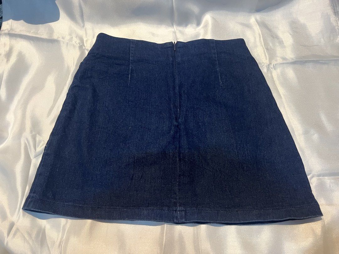 Dark wash denim skirt with front pockets (Category: Skirts) located in Manila. Submitted by ghengdhoze (Listing ID 1470068834, Image 2). Description: - Dark wash denim mini skirt - Two large front patch pockets with white contrast stitching - Clean back design with a secure center zip closure - Classic straight cut silhouette - Versatile piece for easy, casual everyday styling w- 26in L-15 in rfs: decluttering lalamove and grab ready no meet up p