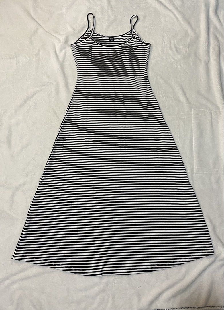 Dazy dress (Category: Dresses) located in Pasig City. Submitted by queensclothing (Listing ID 1470047762, Image 1). Description: Knitted stretchy dazy brand petite Medium .