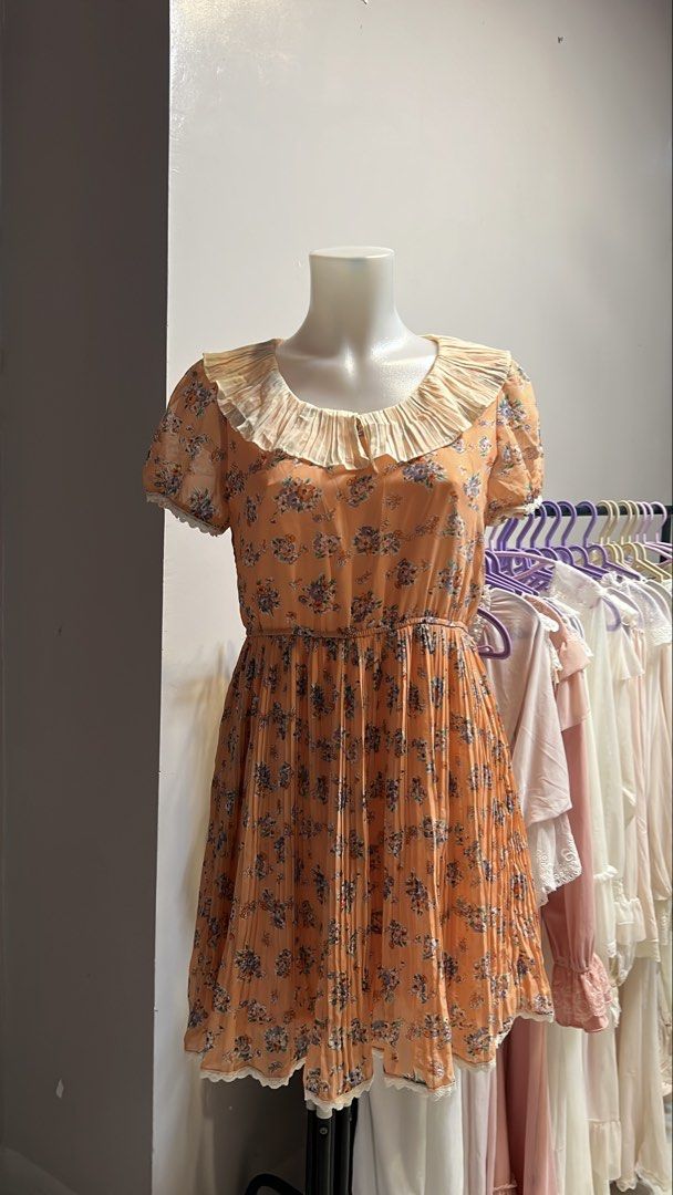 DECLUTTER Peach Floral Pleated Mini Dress with Ruffle Collar (Category: Dresses) located in Lingayen. Submitted by lelaserene (Listing ID 1470112878, Image 1). Description: DECLUTTERING MY CLOTHES FOR ONLY ₱50 EACH no issue size : s-semi med location: pangasinan — mop: gcash/maribank — mod: direct j&t (shipping fee shouldered by buyer) — u can dm me for more info/pics!.