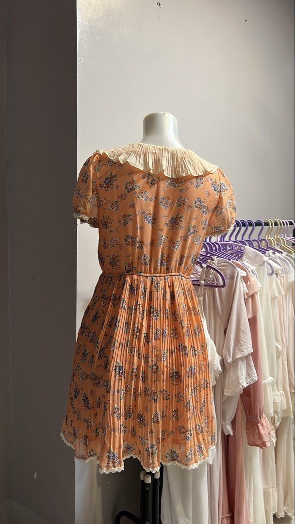 DECLUTTER Peach Floral Pleated Mini Dress with Ruffle Collar (Category: Dresses) located in Lingayen. Submitted by lelaserene (Listing ID 1470112878, Image 2). Description: DECLUTTERING MY CLOTHES FOR ONLY ₱50 EACH no issue size : s-semi med location: pangasinan — mop: gcash/maribank — mod: direct j&t (shipping fee shouldered by buyer) — u can dm me for more info/pics!.