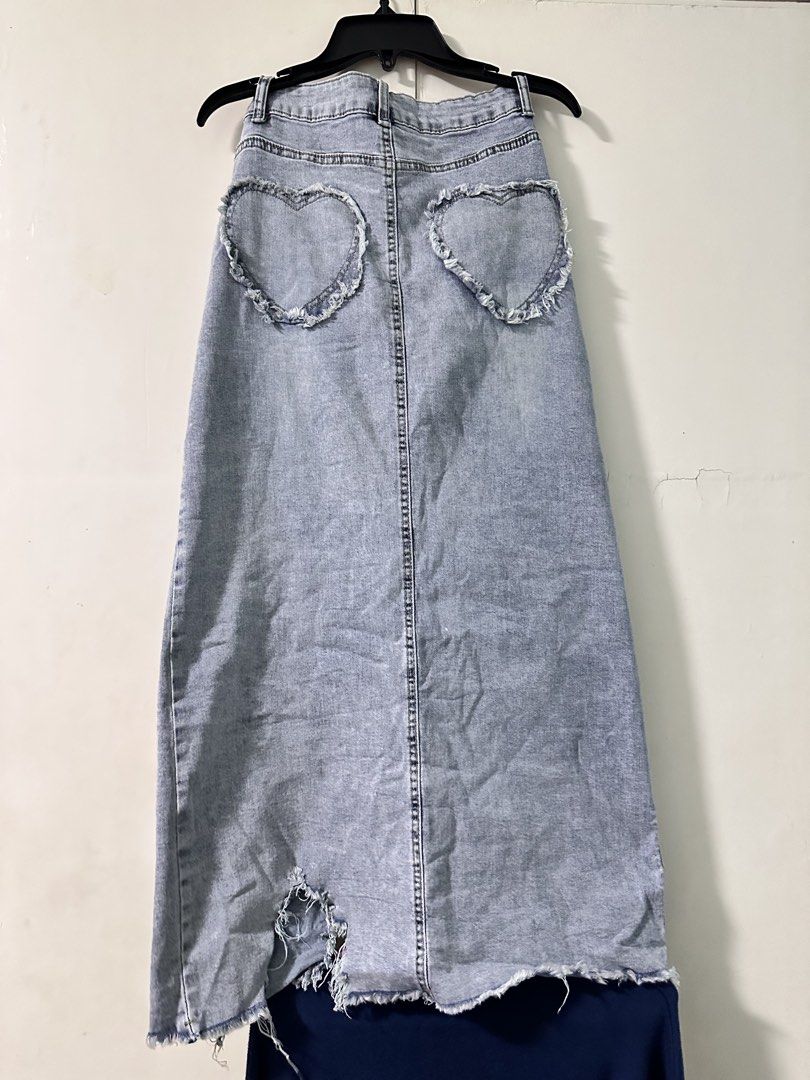 Denim Highwaist Slit Skirt (Category: Skirts) located in Quezon City. Submitted by bentabelles (Listing ID 1470119182, Image 2). Description: 24-26 waistline 34 in length.