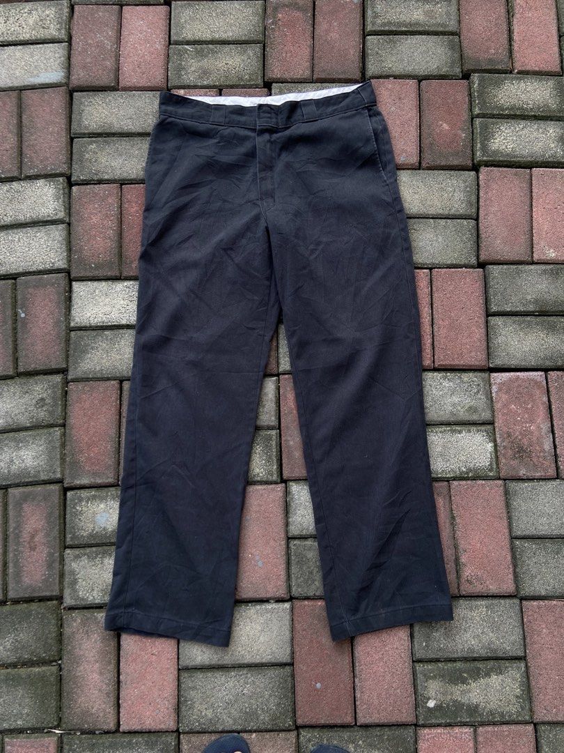 Dickies 874 Pants (Category: Jeans) located in Naga. Submitted by marcbiench83020 (Listing ID 1470094202, Image 2). Description: Dickies 874 Pants (Black) Length: 42 Width: 34-36 Condition: Good Condition Color Rate: 8.5/10 Issue: Sign of usage .