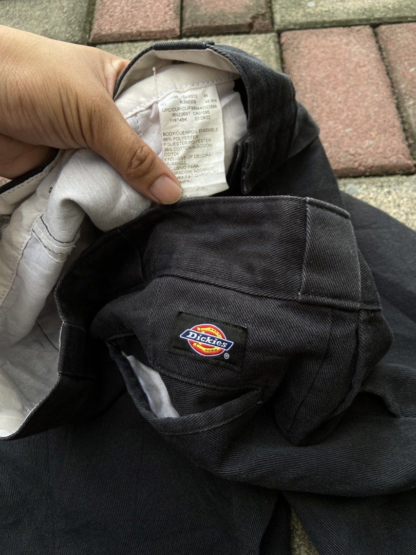 Dickies 874 Pants (Category: Jeans) located in Naga. Submitted by marcbiench83020 (Listing ID 1470094202, Image 3). Description: Dickies 874 Pants (Black) Length: 42 Width: 34-36 Condition: Good Condition Color Rate: 8.5/10 Issue: Sign of usage .
