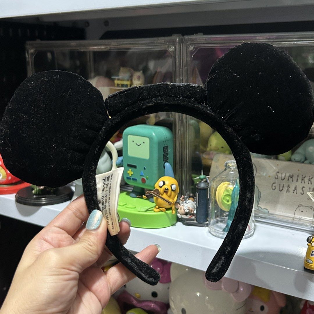 Disney Mickey Mouse Ears Velvet Headband (Category: Plushies & Soft Toys) located in Quezon City. Submitted by kitsune.treasures (Listing ID 1469983870, Image 1). Description: *First to pay policy! *1 day reservation only. Failure to pay on time, auto cancel. 📍Quezon City * MOD: J&T | Lalamove * MOP: GCASH | BPI 📦ON HAND AND READY TO SHIP! CONDITION: WHAT YOU SEE IS WHAT YOU GET. Dimensions: Kindly check the photos for the actual measurements. 