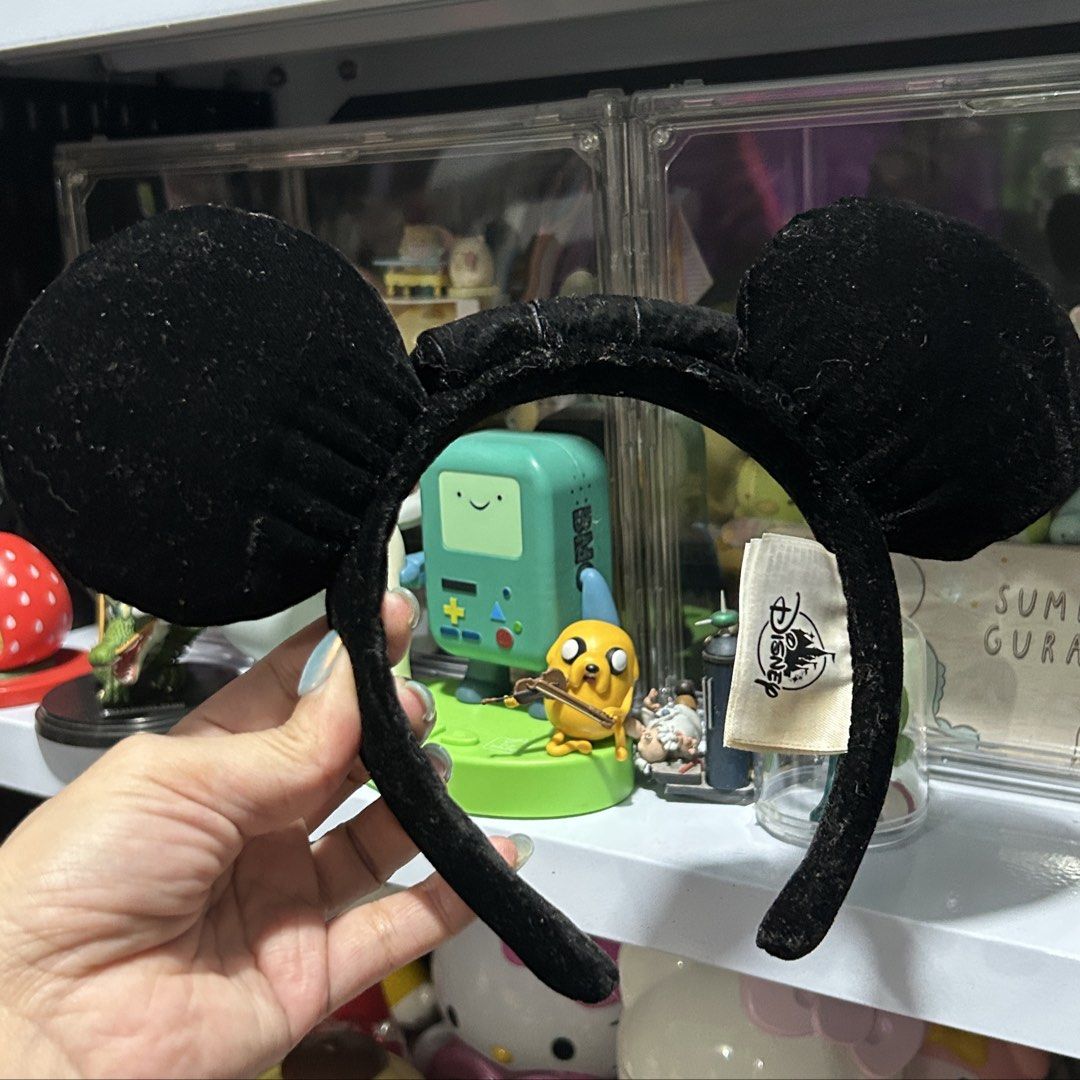 Disney Mickey Mouse Ears Velvet Headband (Category: Plushies & Soft Toys) located in Quezon City. Submitted by kitsune.treasures (Listing ID 1469983870, Image 3). Description: *First to pay policy! *1 day reservation only. Failure to pay on time, auto cancel. 📍Quezon City * MOD: J&T | Lalamove * MOP: GCASH | BPI 📦ON HAND AND READY TO SHIP! CONDITION: WHAT YOU SEE IS WHAT YOU GET. Dimensions: Kindly check the photos for the actual measurements. 
