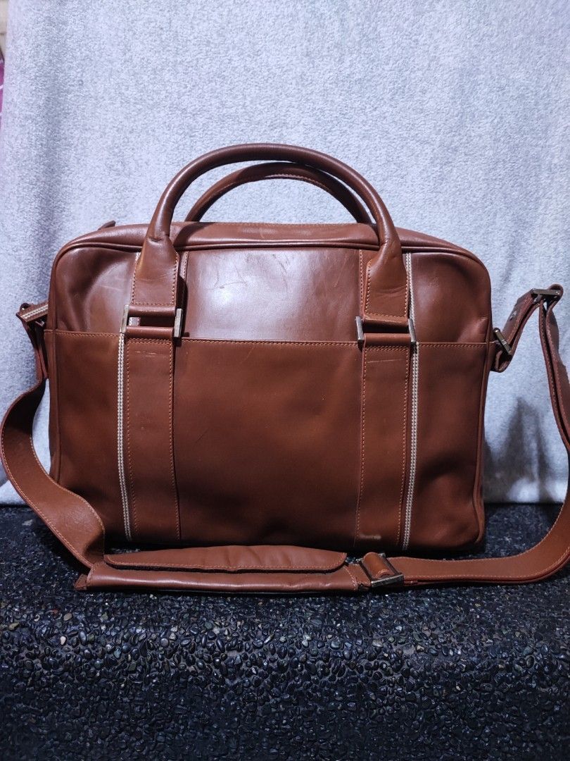 Dunhill Brown Leather Business Bag Briefcase (Category: Briefcases) located in Baguio. Submitted by jayrgijc52758 (Listing ID 1470090996, Image 1). Description: Dunhill business bag in tan color With sign No major flaw 16" length In very good condition 3500.