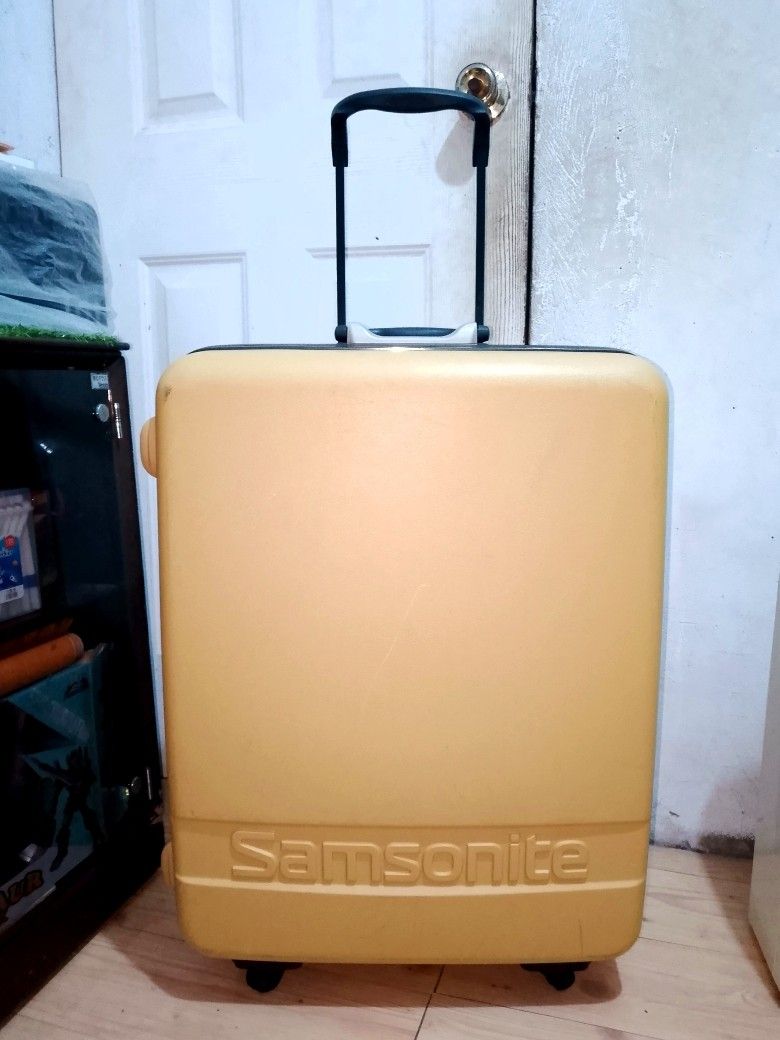 Durable Samsonite Large Hardcase Luggage (Category: Luggage) located in Dasmarinas. Submitted by michie_olshoppe25 (Listing ID 1470087792, Image 1). Description: .