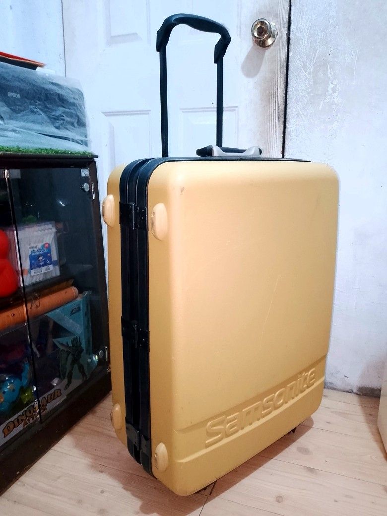 Durable Samsonite Large Hardcase Luggage (Category: Luggage) located in Dasmarinas. Submitted by michie_olshoppe25 (Listing ID 1470087792, Image 3). Description: .