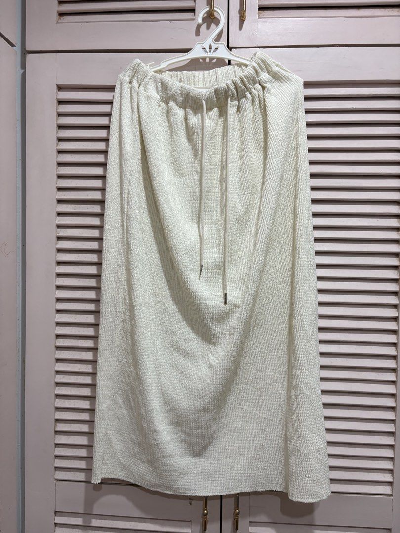 Ecru drawstring midi skirt (Category: Skirts) located in Muntinlupa City. Submitted by sukimum (Listing ID 1469982725, Image 1). Description: Textured midi skirt with a drawstring waist. Fits most sizes!.