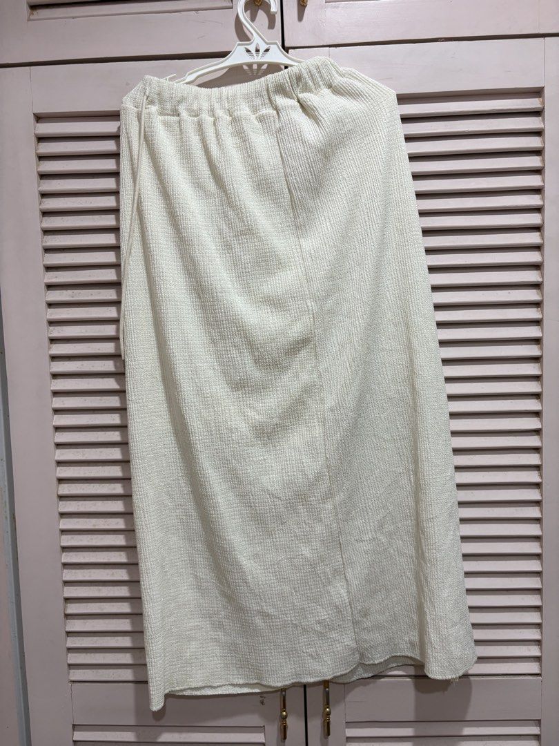 Ecru drawstring midi skirt (Category: Skirts) located in Muntinlupa City. Submitted by sukimum (Listing ID 1469982725, Image 2). Description: Textured midi skirt with a drawstring waist. Fits most sizes!.