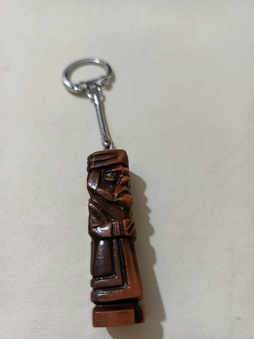 El Tule Tree Oaxaca Mexico Souvenir Keychain (Category: Vintage Collectibles) located in Abucay. Submitted by thrifty.picked (Listing ID 1470105948, Image 3). Description: - Authentic souvenir keychain from Oaxaca, Mexico - Heavy silver-tone plaque charm featuring the famous El Tule tree and a church - Detailed relief design with engraved 'EL TULE' and 'Oaxaca Mexico' text - Sturdy split ring attached via an 'OAXACA'-stamped link - Solid, high-qu