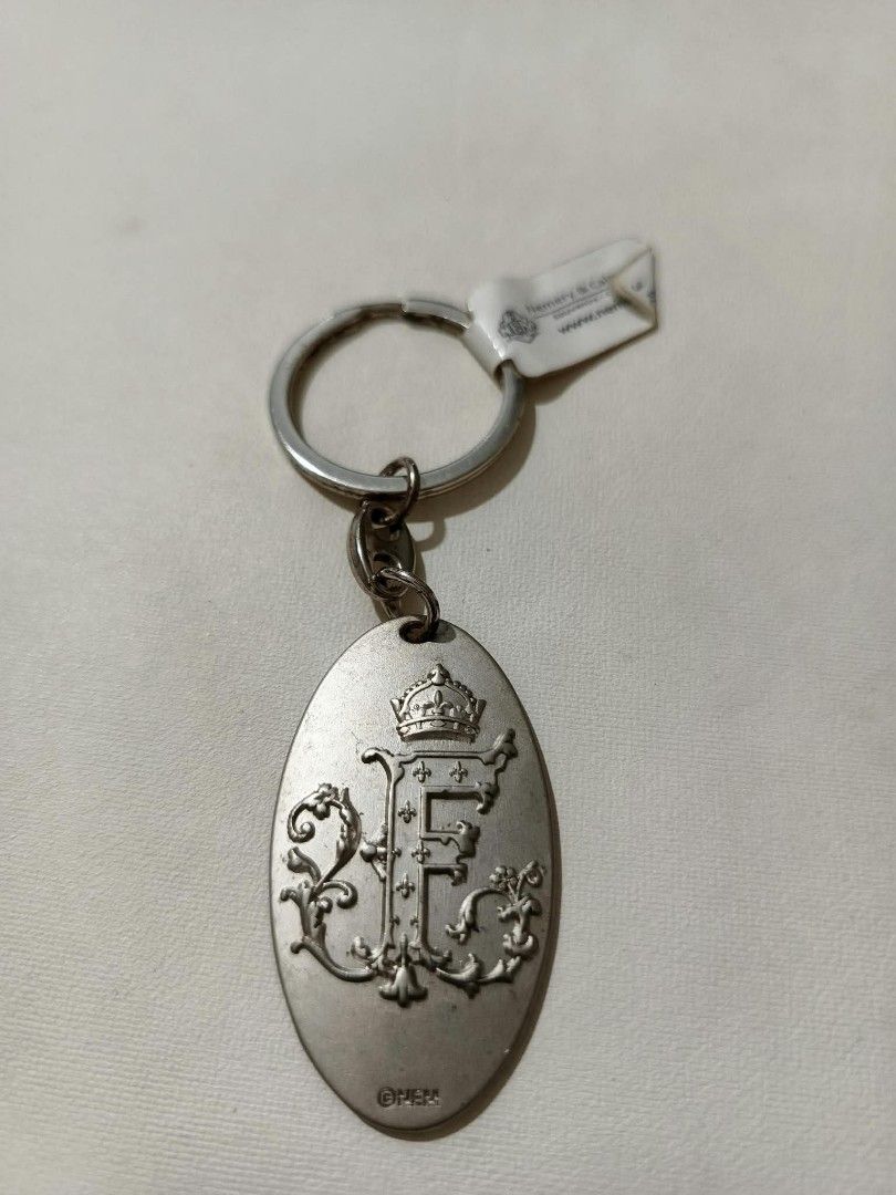 El Tule Tree Oaxaca Mexico Souvenir Keychain (Category: Vintage Collectibles) located in Abucay. Submitted by thrifty.picked (Listing ID 1470105948, Image 2). Description: - Authentic souvenir keychain from Oaxaca, Mexico - Heavy silver-tone plaque charm featuring the famous El Tule tree and a church - Detailed relief design with engraved 'EL TULE' and 'Oaxaca Mexico' text - Sturdy split ring attached via an 'OAXACA'-stamped link - Solid, high-qu